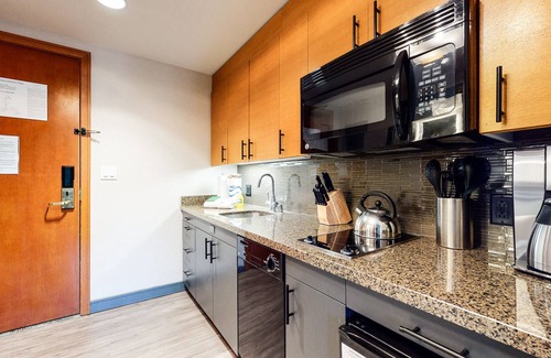 Mammoth Lakes Condo | Pet-Friendly Modern Condo in Luxury Hotel! Across The Village, EV Charging