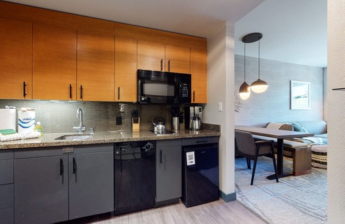 Mammoth Lakes Condo | Pet-Friendly Modern Condo in Luxury Hotel! Across The Village, EV Charging