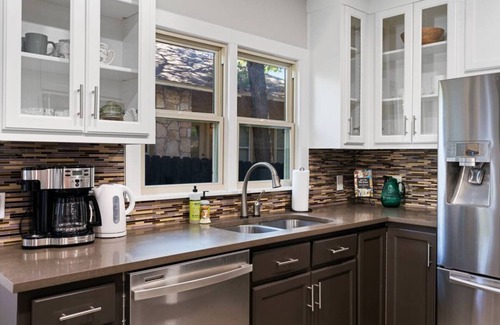 Hancock House | Pet Friendly Modern Home Centrally Located Close to Downtown UT
