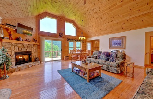 Settlers Ridge Cabin | Pet-Friendly Modern Cabin w/Hot Tub, Mountain Views + Biltmore Pass