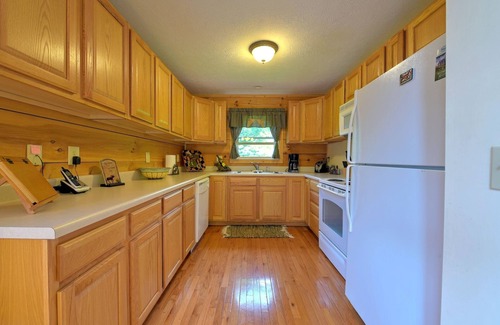 Settlers Ridge Cabin | Pet-Friendly Modern Cabin w/Hot Tub, Mountain Views + Biltmore Pass