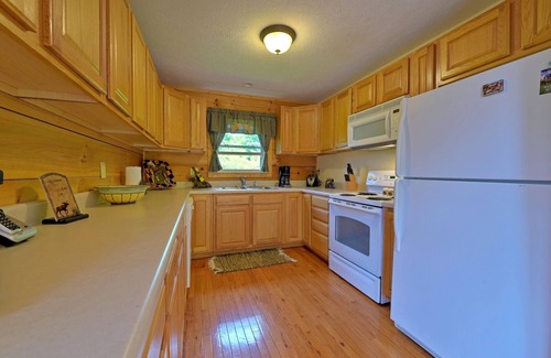Settlers Ridge Cabin | Pet-Friendly Modern Cabin w/Hot Tub, Mountain Views + Biltmore Pass