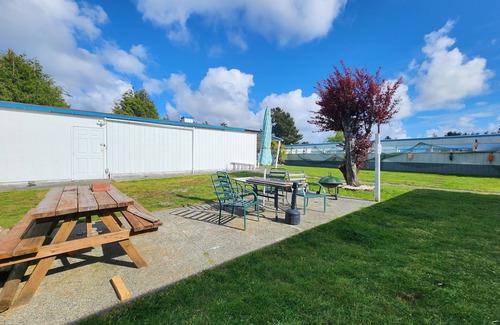 Westport Hotel | Pet Friendly Motel, 1 mile to the beach!