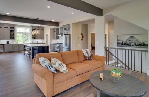 Talking Rock House | Pet friendly Mountaintop – 4-5 bdrms sleeps 12 -18