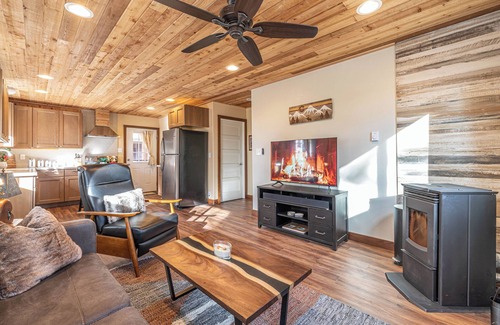 Florissant House | Pet-Friendly Mountain Cabin Near Hiking & Fishing