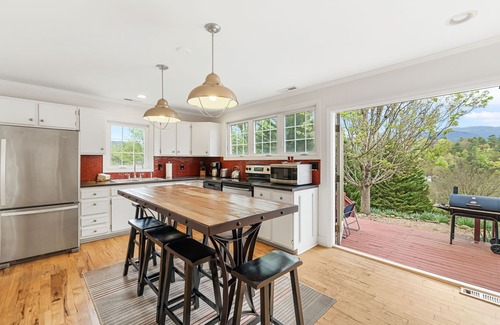 Weaverville House | Pet-Friendly Mountain Views + Biltmore Pass | 20 Mins to Asheville