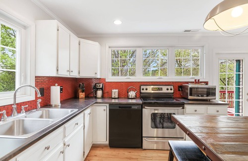 Weaverville House | Pet-Friendly Mountain Views + Biltmore Pass | 20 Mins to Asheville