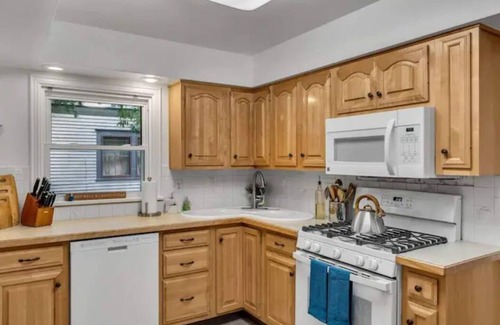 Manito Cottage | Pet friendly near parks and hospitals