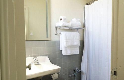 Miramar Apartment | Pet Friendly | Near The Beach | Free Parking | Air Conditioner