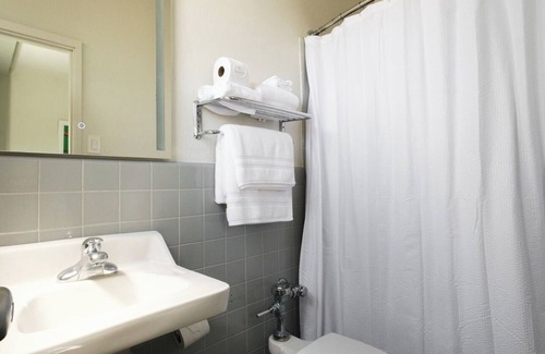 Miramar Apartment | Pet Friendly | Near The Beach | Free Parking | Air Conditioner