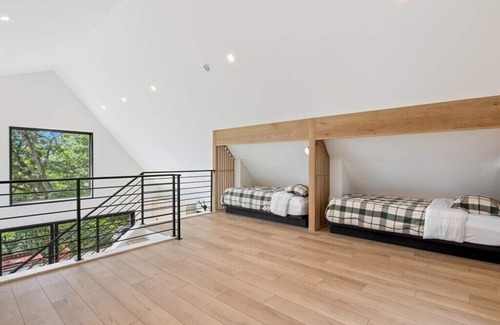 Mount Jackson Cabin | Pet-friendly New Build Luxe Cabin in Basye