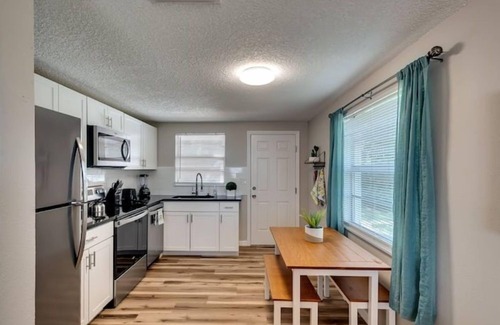 Bayshore Gardens House | Pet friendly newly renovated bungalow