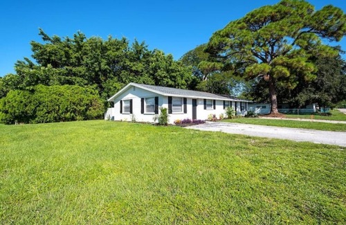 Bayshore Gardens House | Pet friendly newly renovated bungalow