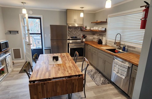 Monteagle Cottage | Pet friendly, off the beaten path, only 6 mins to I-24, lots of hiking nearby