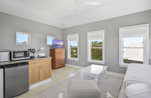 White's Gulfview House | Pet Friendly ~ Outdoor Lounging Area ~ Short Walk to Beach