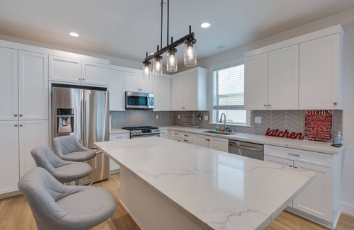 Paramount House | Pet-Friendly Paramount Home, 16 Mi to Los Angeles!