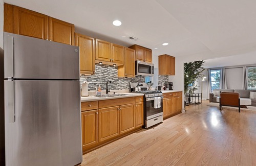 Lakeview Apartment | PET FRIENDLY! Perfect for the Digital Nomad or Business Traveler by AllSet Turnover