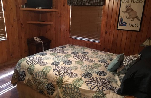 Wells Cottage | Pet friendly, Piney Grove! Beautiful lakeside, lake view, lake access cottage!