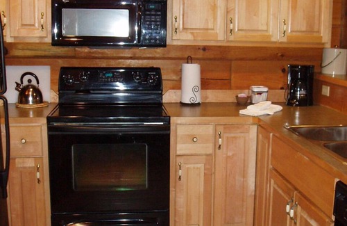 Spencer Cabin | Pet friendly, playground, patio, fire pit, fireplaces