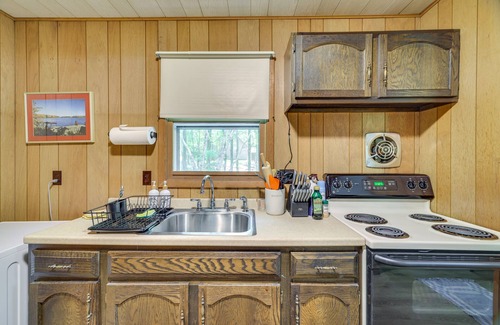 Pocono Lake Cabin | Pet-Friendly Pocono Lake Cabin w/Community Pool!