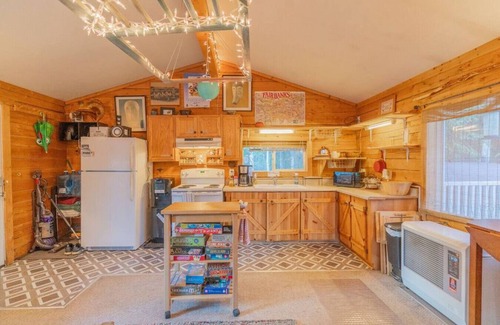 College Cabin | PET FRIENDLY-Private Cabin With Alaskan Charm
