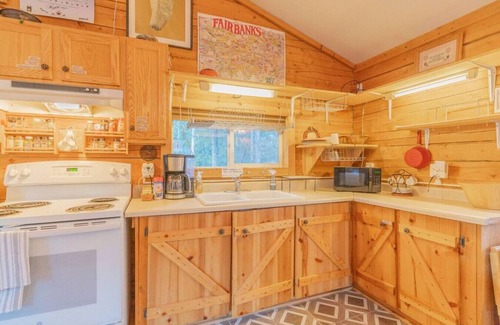 College Cabin | PET FRIENDLY-Private Cabin With Alaskan Charm