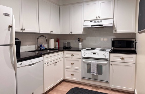 West Beach Cottage | Pet Friendly Relaxing Cottage With Bicycles And Community Pool