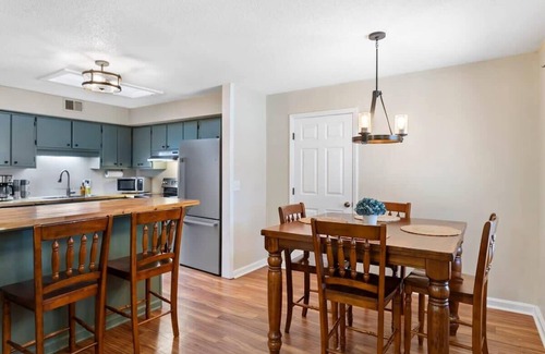 Cary House | Pet Friendly Relaxing Retreat Walk to DT|King Bed