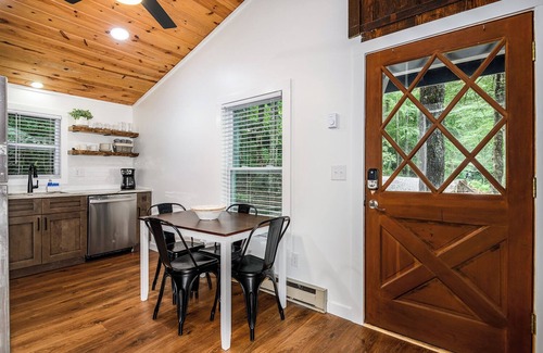 Newland House | Pet Friendly- Romantic Getaway- Hiking galore nearby BRPW & Grandfather Mountain