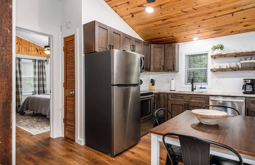 Newland House | Pet Friendly- Romantic Getaway- Hiking galore nearby BRPW & Grandfather Mountain