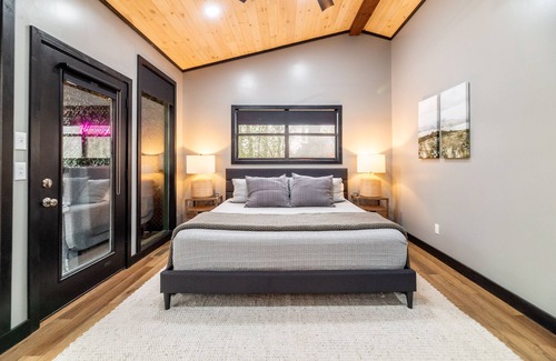 Cosby Cabin | Pet Friendly-Romantic-Theater-Firepit-Hot tub-