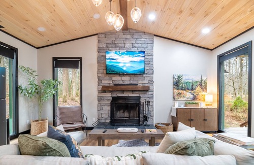 Cosby Cabin | Pet Friendly-Romantic-Theater-Firepit-Hot tub-