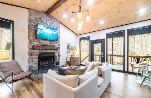 Cosby Cabin | Pet Friendly-Romantic-Theater-Firepit-Hot tub-