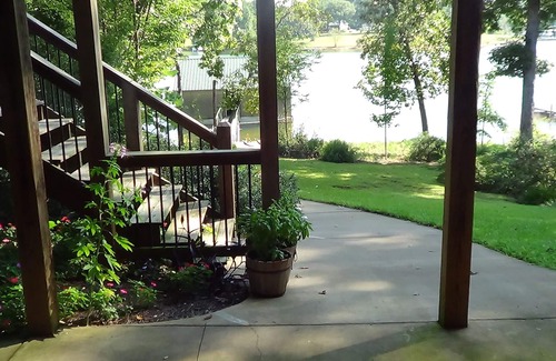 Townville House | Pet Friendly, Rustic LakeFront Home, 4 kayaks, Pontoon rental, free WiFi, Floats