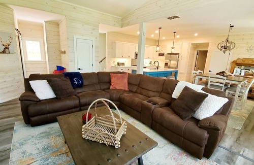 Clayton House | Pet Friendly Scenic Mountain Retreat Hiking Firepit Wifi - Stargazer Hideaway