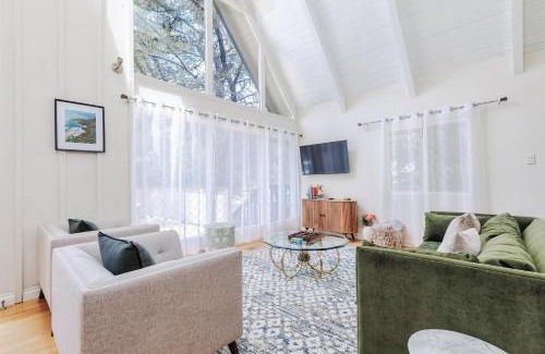 Lodge Hill House | Pet Friendly- Seaglass Home