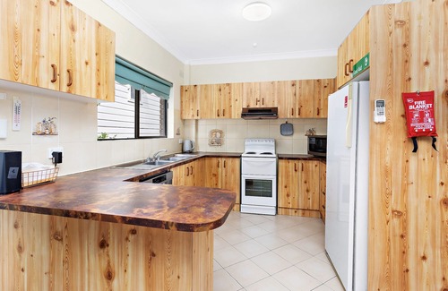 Coledale Apartment | Pet friendly Seaview Apartment in the heart of Coledale village. 100m to Beach