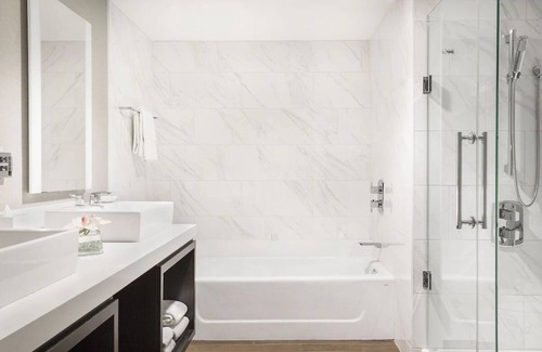 Union Square Hotel | Pet-Friendly SF Escape with Cityscape Views & Cultured Dining! Parking