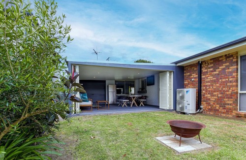 Tomakin House | Pet-Friendly Spacious Home by the Beach