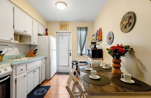 Downtown Hollywood Apartment | Pet Friendly Stylish Studio in Hollywood