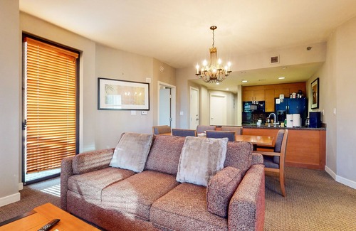 Mammoth Lakes Condo | Pet-Friendly Suite in Luxury Hotel. Across The Village, EV Charging Station