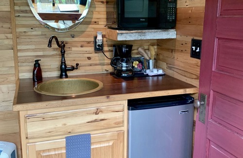 Dahlonega Cabin | Pet-Friendly Sunrise Eco Container Cabin in the North Georgia Mountains