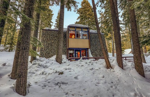 Talmont Cabin | Pet Friendly Tahoe City Winter Cabin
