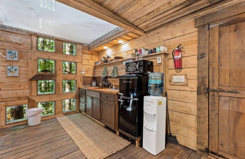 Rogers Cabin | Pet-Friendly Treehouse - Amazonia - an exclusive experience in Red River Gorge, Kentucky!