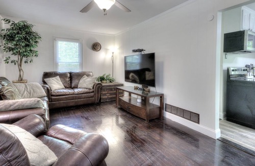 White House | Pet friendly Two Bedroom Cabin W/ Fenced Backyard