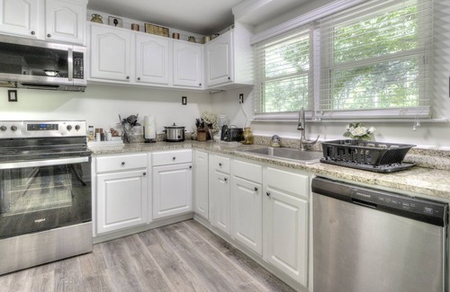 White House | Pet friendly Two Bedroom Cabin W/ Fenced Backyard