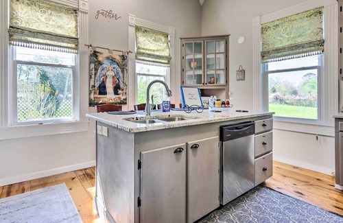 Purvis House | Pet-Friendly Vacation Rental w/Deck & Yard!