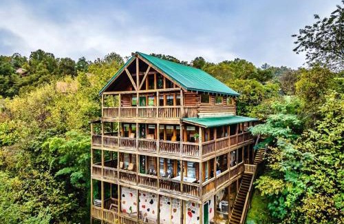 Sevierville Apartment | Pet-Friendly, Views, Hot Tub, WIFI, Game Room