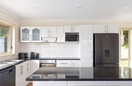 Corlette House | pet friendly - Views- Meters to the Beach & Anchorage Port Stephens