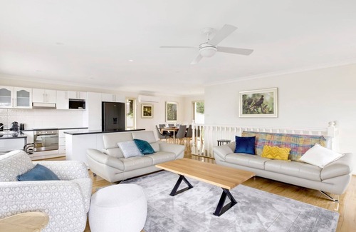 Corlette House | pet friendly - Views- Meters to the Beach & Anchorage Port Stephens
